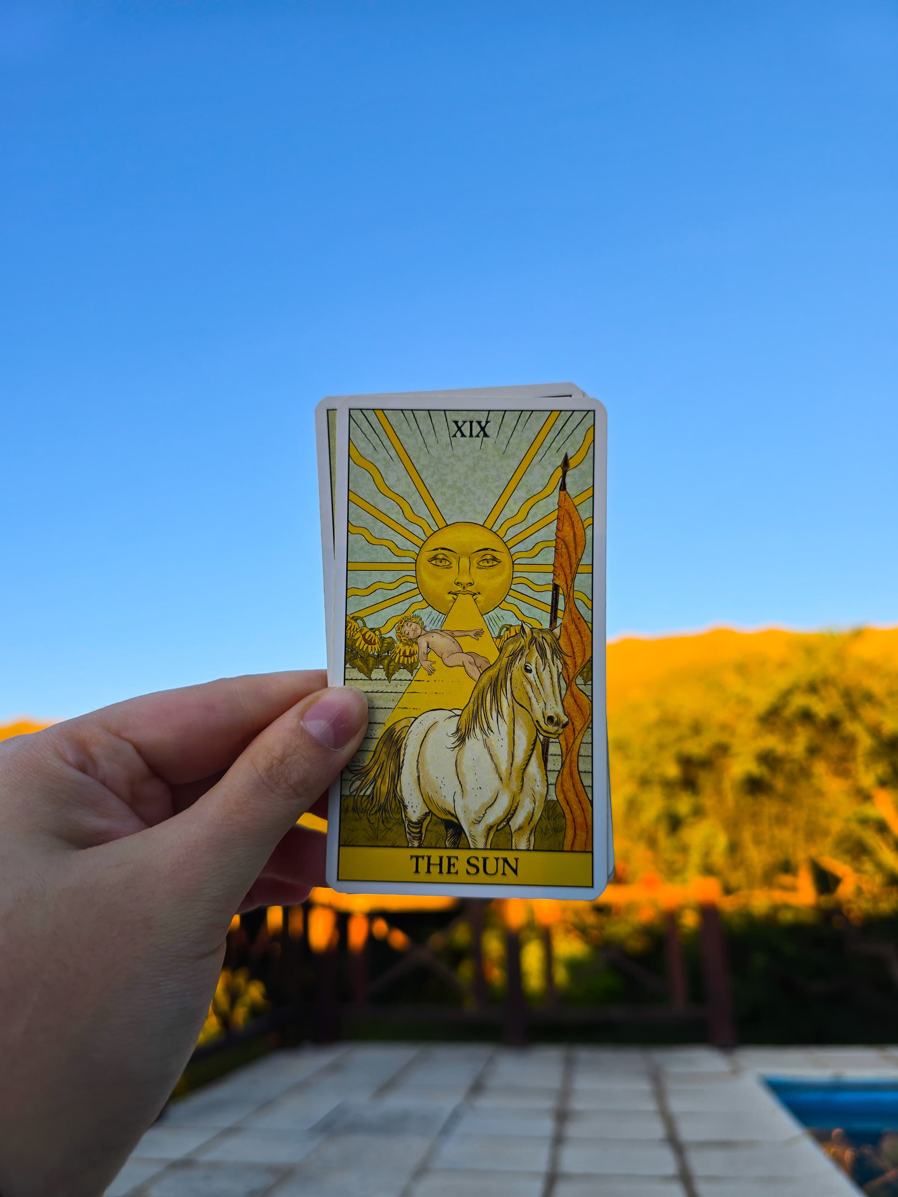 La carta del Sol sobre una terraza al atardecer