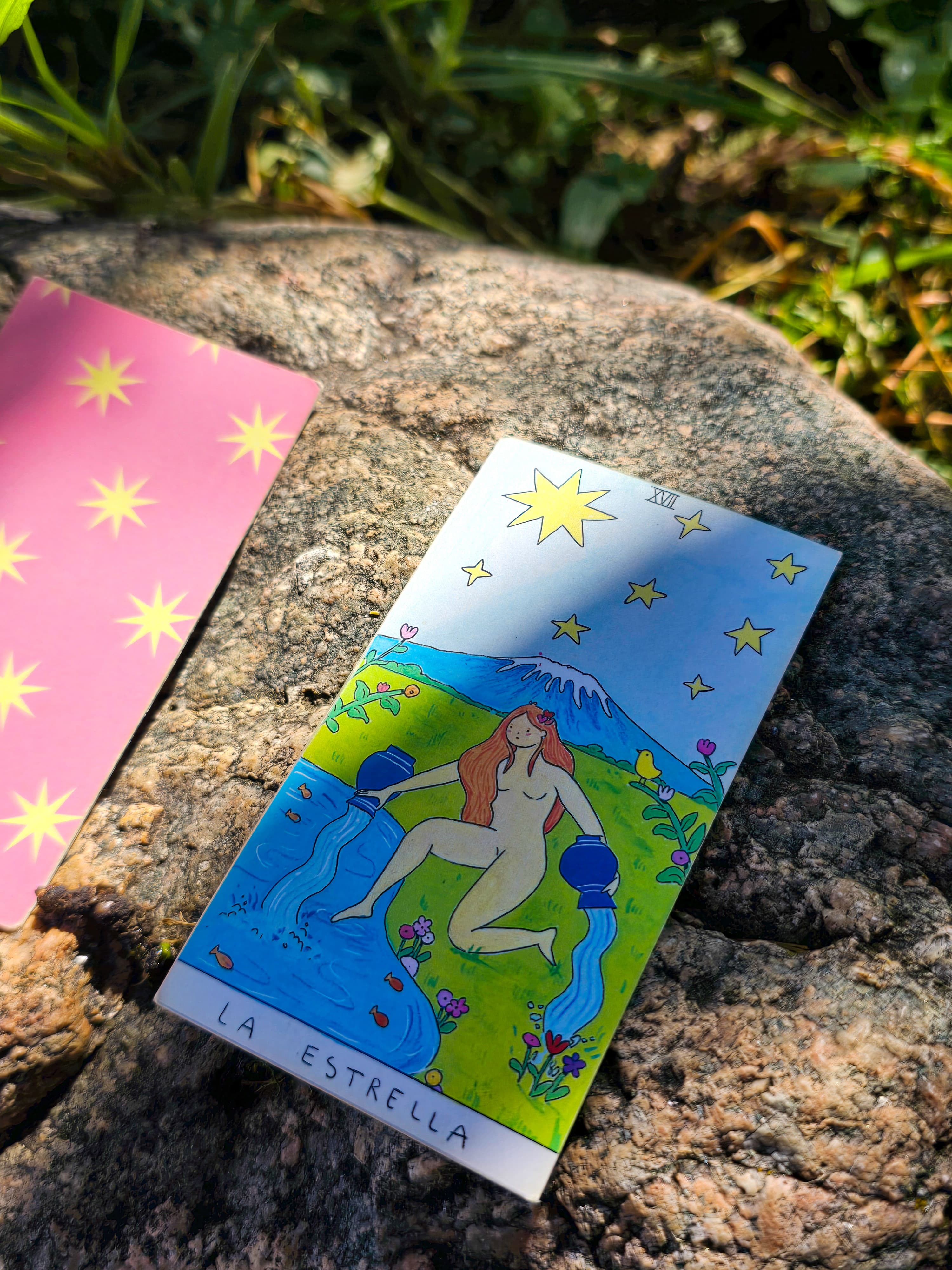 La carta de La Estrella apoyada sobre una piedra